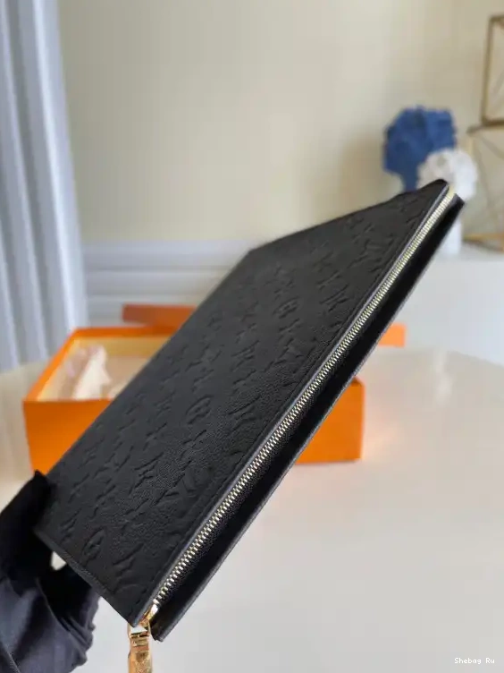 VUITTON LOUIS VOYAGE POCHETTE 0623
